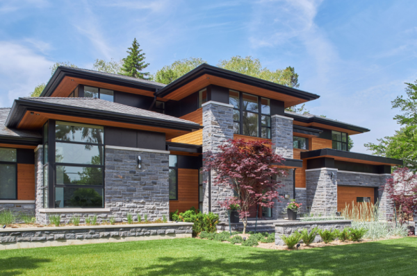 Villa Kayu Modern dengan Batu Alam sebagai Dinding